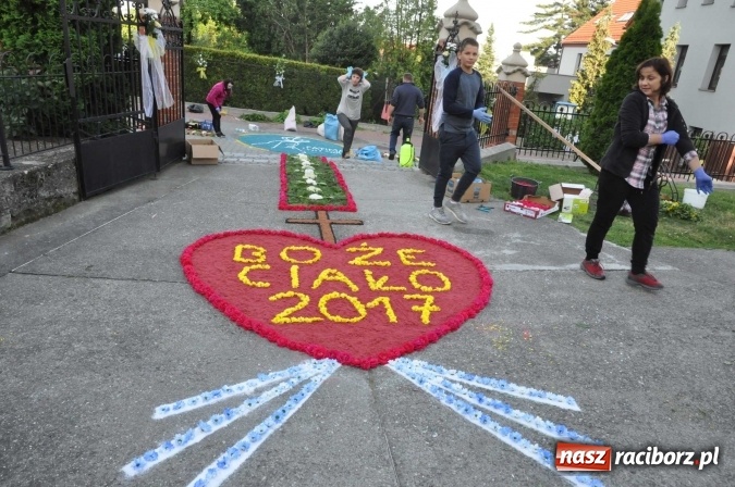 Zdjęcie w galerii na portalu naszraciborz.pl: Racibórz od świtu stroi się na Boże Ciało  wiadomości z regionu