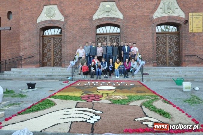 Zdjęcie w galerii na portalu naszraciborz.pl: Racibórz od świtu stroi się na Boże Ciało  wiadomości z regionu