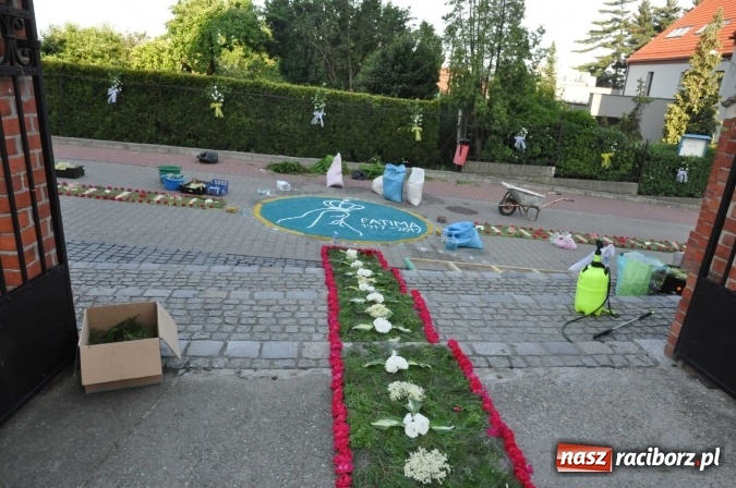 Zdjęcie w galerii na portalu naszraciborz.pl: Racibórz od świtu stroi się na Boże Ciało  wiadomości z regionu