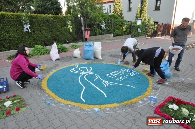 Zdjęcie w galerii na portalu naszraciborz.pl: Racibórz od świtu stroi się na Boże Ciało  wiadomości z regionu