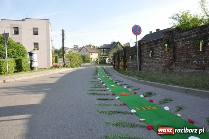 Zdjęcie w galerii na portalu naszraciborz.pl: Racibórz od świtu stroi się na Boże Ciało  wiadomości z regionu