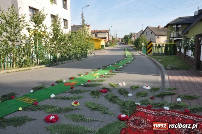 Zdjęcie w galerii na portalu naszraciborz.pl: Racibórz od świtu stroi się na Boże Ciało  wiadomości z regionu