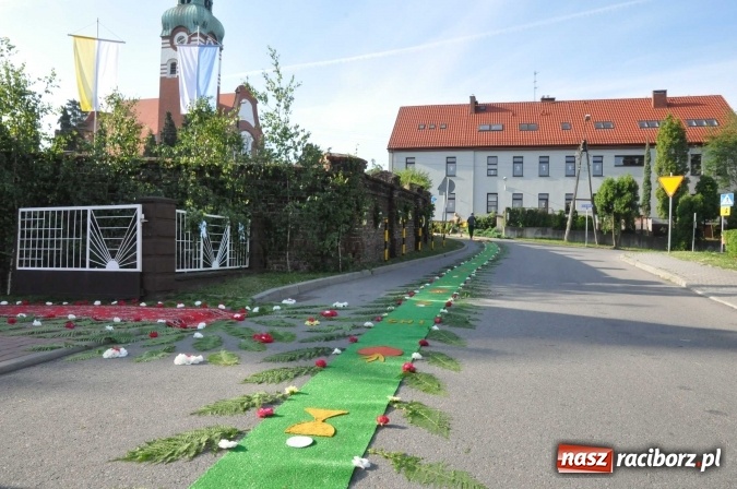 Zdjęcie w galerii na portalu naszraciborz.pl: Racibórz od świtu stroi się na Boże Ciało  wiadomości z regionu
