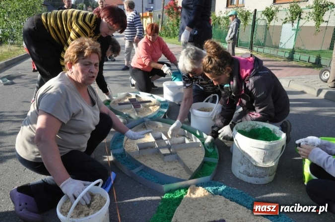 Zdjęcie w galerii na portalu naszraciborz.pl: Racibórz od świtu stroi się na Boże Ciało  wiadomości z regionu
