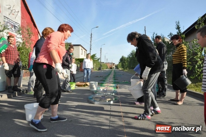 Zdjęcie w galerii na portalu naszraciborz.pl: Racibórz od świtu stroi się na Boże Ciało  wiadomości z regionu