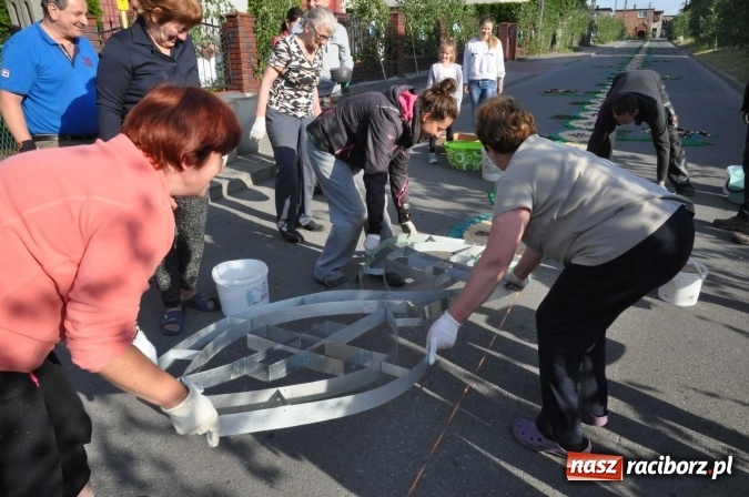 Zdjęcie w galerii na portalu naszraciborz.pl: Racibórz od świtu stroi się na Boże Ciało  wiadomości z regionu