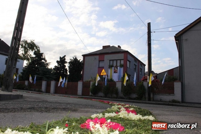 Zdjęcie w galerii na portalu naszraciborz.pl: Kwietne dywany w Wojnowicach  wiadomości z regionu