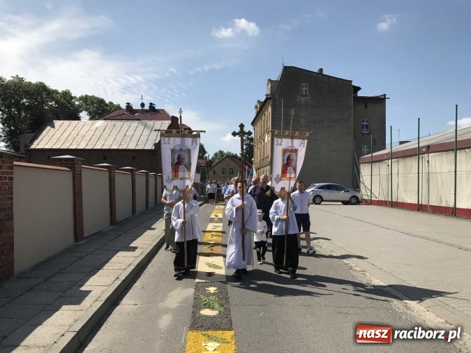 Zdjęcie w galerii na portalu naszraciborz.pl: Boże Ciało na Ostrogu z neoprezbiterem  wiadomości z regionu