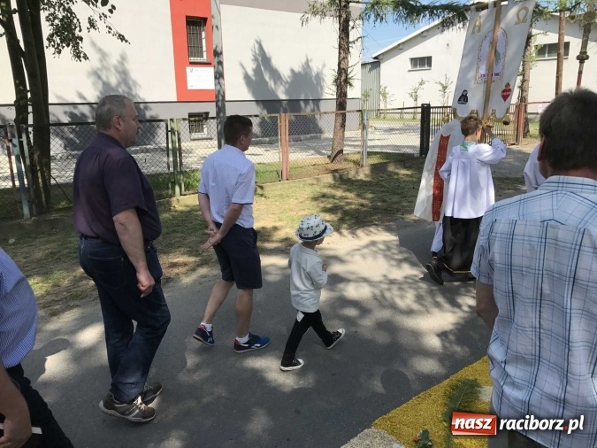Zdjęcie w galerii na portalu naszraciborz.pl: Boże Ciało na Ostrogu z neoprezbiterem  wiadomości z regionu