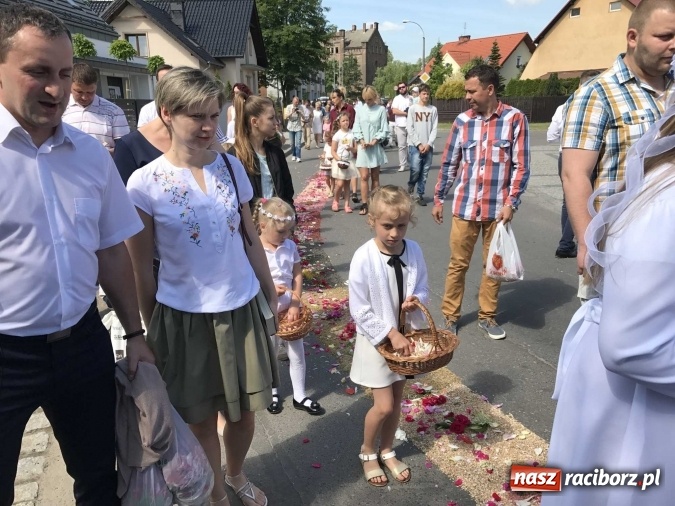 Zdjęcie w galerii na portalu naszraciborz.pl: Boże Ciało na Ostrogu z neoprezbiterem  wiadomości z regionu