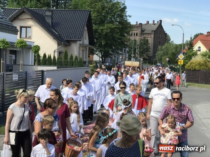 Zdjęcie w galerii na portalu naszraciborz.pl: Boże Ciało na Ostrogu z neoprezbiterem  wiadomości z regionu