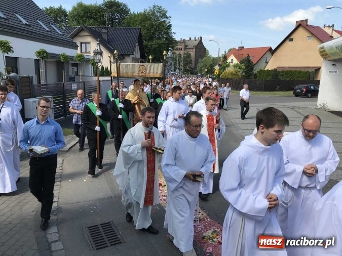 Zdjęcie w galerii na portalu naszraciborz.pl: Boże Ciało na Ostrogu z neoprezbiterem  wiadomości z regionu