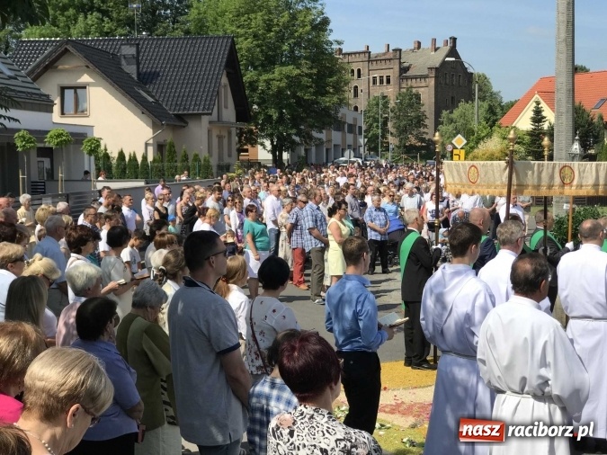 Zdjęcie w galerii na portalu naszraciborz.pl: Boże Ciało na Ostrogu z neoprezbiterem  wiadomości z regionu
