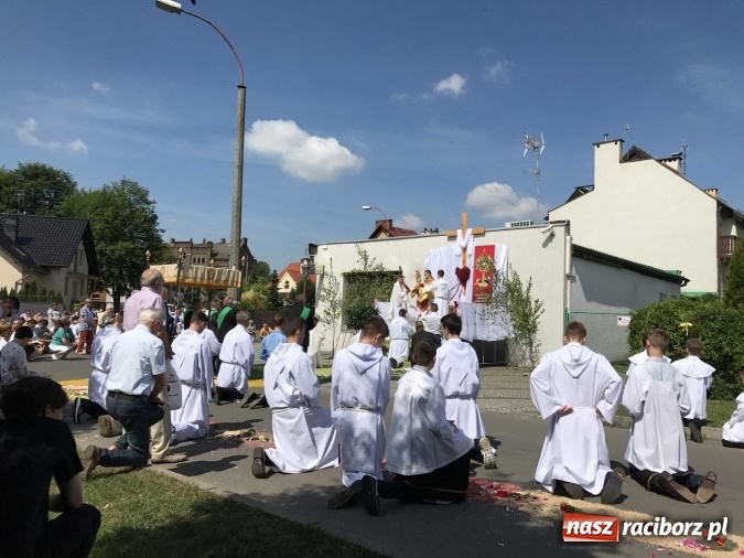 Zdjęcie w galerii na portalu naszraciborz.pl: Boże Ciało na Ostrogu z neoprezbiterem  wiadomości z regionu