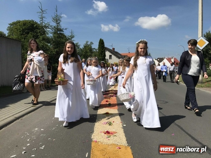 Zdjęcie w galerii na portalu naszraciborz.pl: Boże Ciało na Ostrogu z neoprezbiterem  wiadomości z regionu