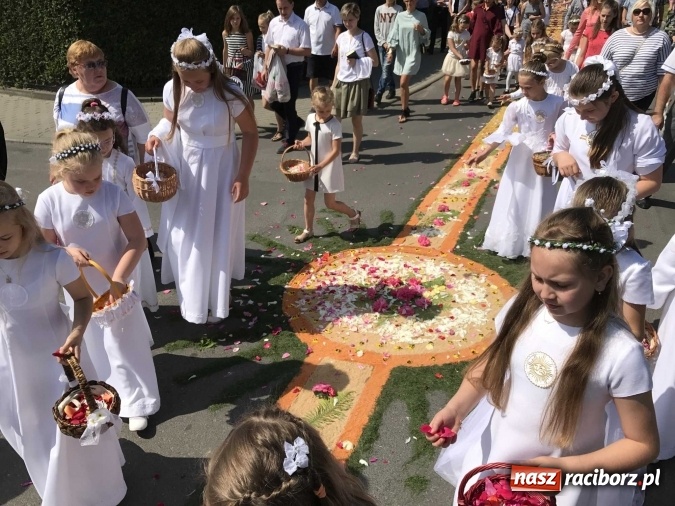 Zdjęcie w galerii na portalu naszraciborz.pl: Boże Ciało na Ostrogu z neoprezbiterem  wiadomości z regionu