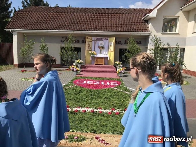 Zdjęcie w galerii na portalu naszraciborz.pl: Boże Ciało na Ostrogu z neoprezbiterem  wiadomości z regionu