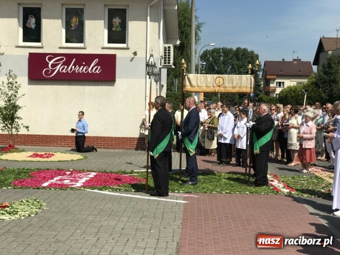Zdjęcie w galerii na portalu naszraciborz.pl: Boże Ciało na Ostrogu z neoprezbiterem  wiadomości z regionu