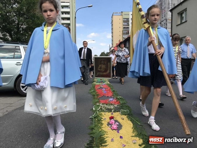 Zdjęcie w galerii na portalu naszraciborz.pl: Boże Ciało na Ostrogu z neoprezbiterem  wiadomości z regionu
