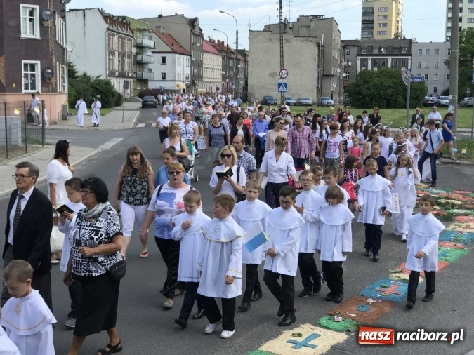 Zdjęcie w galerii na portalu naszraciborz.pl: Boże Ciało na Ostrogu z neoprezbiterem  wiadomości z regionu