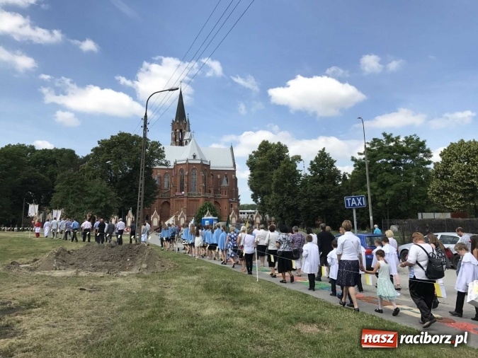 Zdjęcie w galerii na portalu naszraciborz.pl: Boże Ciało na Ostrogu z neoprezbiterem  wiadomości z regionu