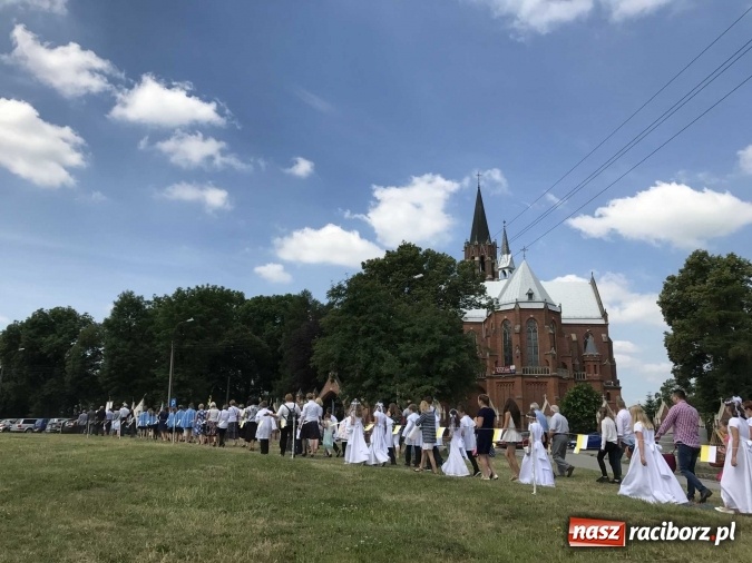Zdjęcie w galerii na portalu naszraciborz.pl: Boże Ciało na Ostrogu z neoprezbiterem  wiadomości z regionu