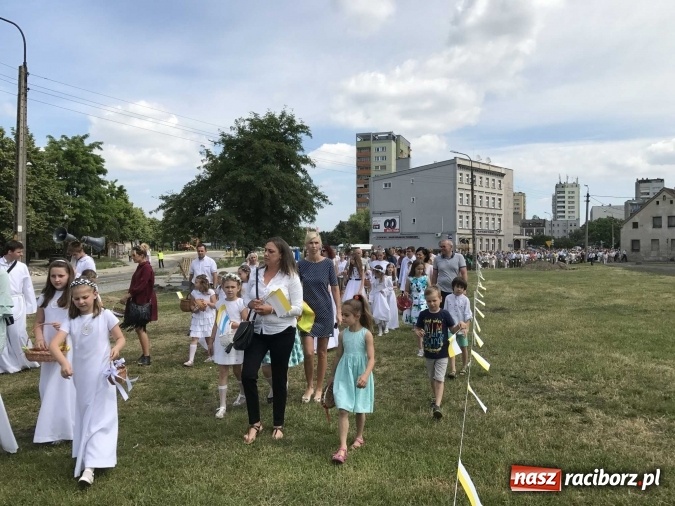 Zdjęcie w galerii na portalu naszraciborz.pl: Boże Ciało na Ostrogu z neoprezbiterem  wiadomości z regionu