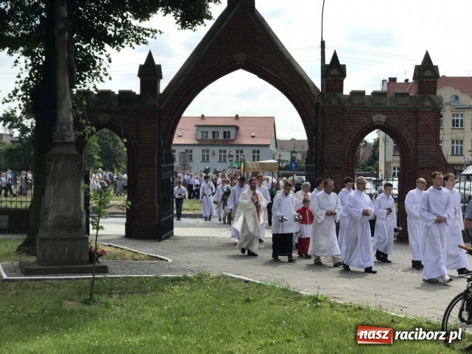 Zdjęcie w galerii na portalu naszraciborz.pl: Boże Ciało na Ostrogu z neoprezbiterem  wiadomości z regionu