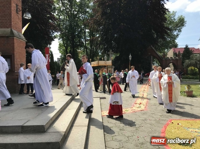 Zdjęcie w galerii na portalu naszraciborz.pl: Boże Ciało na Ostrogu z neoprezbiterem  wiadomości z regionu