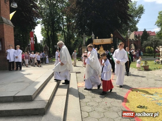 Zdjęcie w galerii na portalu naszraciborz.pl: Boże Ciało na Ostrogu z neoprezbiterem  wiadomości z regionu