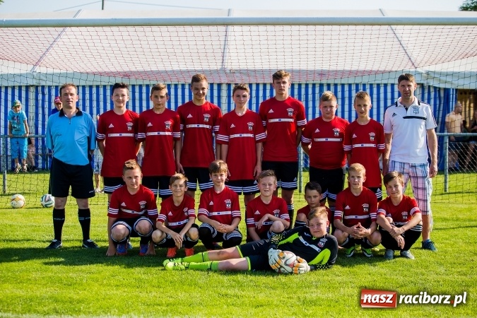 Zdjęcie w galerii na portalu naszraciborz.pl: Mecz pokazowy trampkarzy Borucina i Krzanowic na rozpoczęcie festynu sportowego wiadomości z regionu