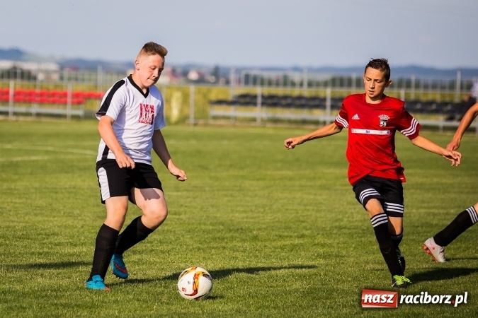 Zdjęcie w galerii na portalu naszraciborz.pl: Mecz pokazowy trampkarzy Borucina i Krzanowic na rozpoczęcie festynu sportowego wiadomości z regionu