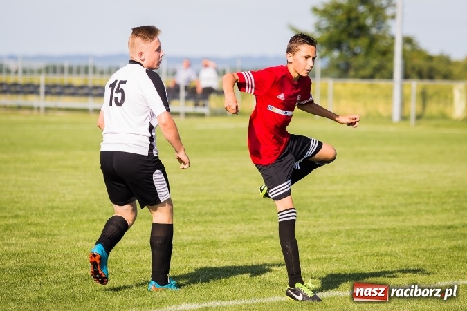 Zdjęcie w galerii na portalu naszraciborz.pl: Mecz pokazowy trampkarzy Borucina i Krzanowic na rozpoczęcie festynu sportowego wiadomości z regionu
