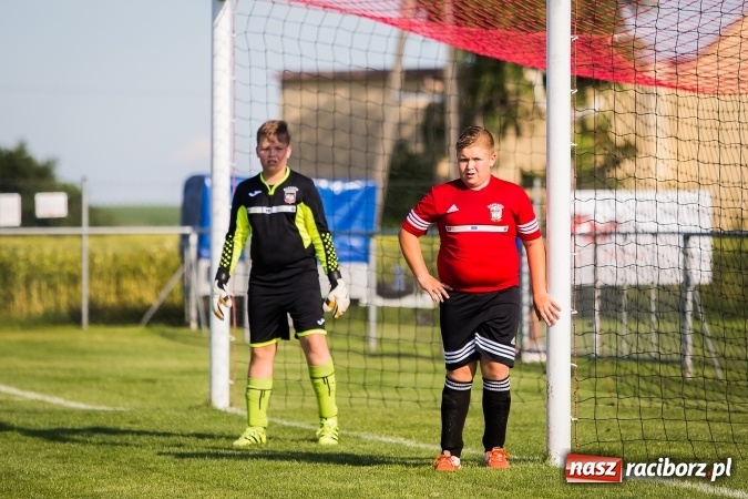 Zdjęcie w galerii na portalu naszraciborz.pl: Mecz pokazowy trampkarzy Borucina i Krzanowic na rozpoczęcie festynu sportowego wiadomości z regionu