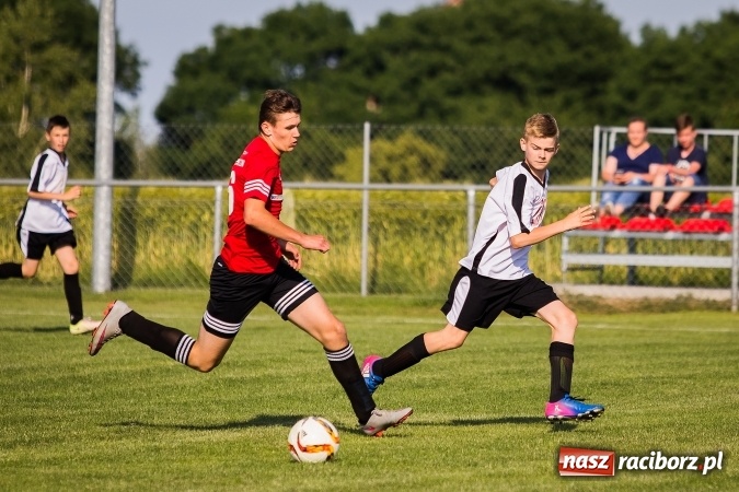 Zdjęcie w galerii na portalu naszraciborz.pl: Mecz pokazowy trampkarzy Borucina i Krzanowic na rozpoczęcie festynu sportowego wiadomości z regionu