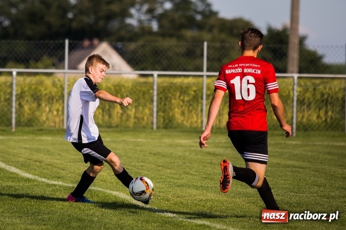 Zdjęcie w galerii na portalu naszraciborz.pl: Mecz pokazowy trampkarzy Borucina i Krzanowic na rozpoczęcie festynu sportowego wiadomości z regionu