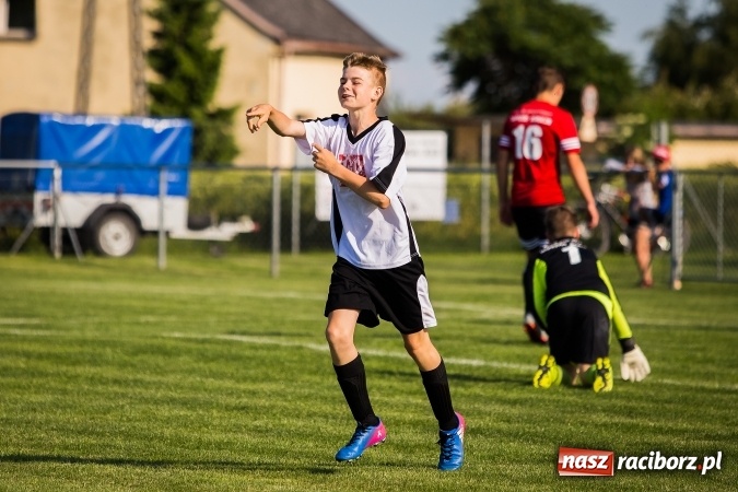 Zdjęcie w galerii na portalu naszraciborz.pl: Mecz pokazowy trampkarzy Borucina i Krzanowic na rozpoczęcie festynu sportowego wiadomości z regionu