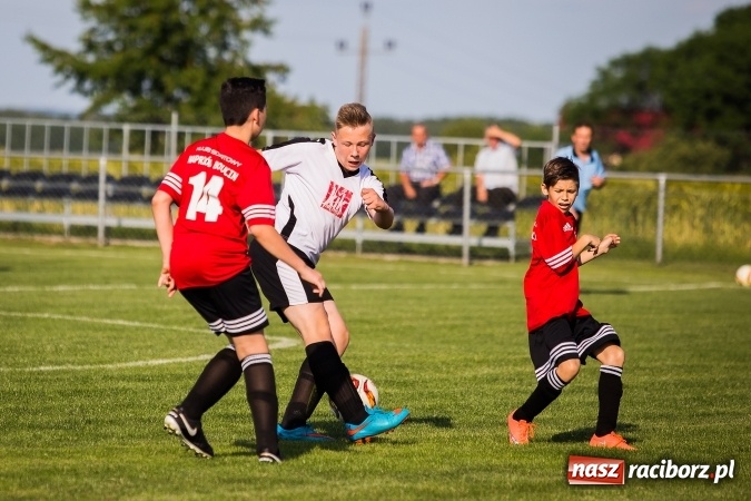 Zdjęcie w galerii na portalu naszraciborz.pl: Mecz pokazowy trampkarzy Borucina i Krzanowic na rozpoczęcie festynu sportowego wiadomości z regionu