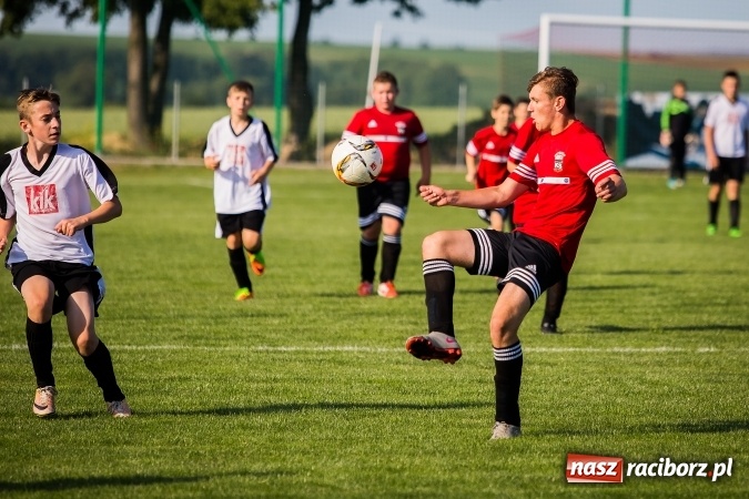 Zdjęcie w galerii na portalu naszraciborz.pl: Mecz pokazowy trampkarzy Borucina i Krzanowic na rozpoczęcie festynu sportowego wiadomości z regionu