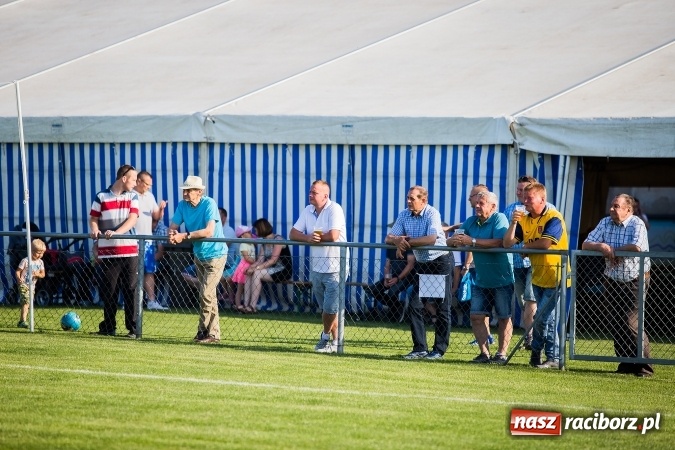 Zdjęcie w galerii na portalu naszraciborz.pl: Mecz pokazowy trampkarzy Borucina i Krzanowic na rozpoczęcie festynu sportowego wiadomości z regionu