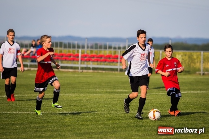Zdjęcie w galerii na portalu naszraciborz.pl: Mecz pokazowy trampkarzy Borucina i Krzanowic na rozpoczęcie festynu sportowego wiadomości z regionu