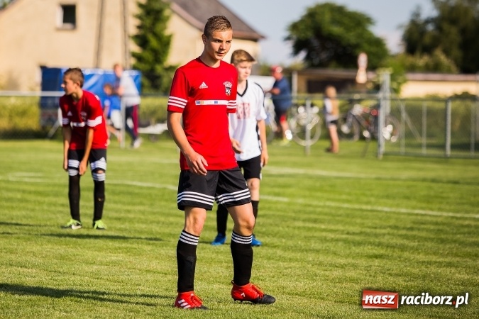 Zdjęcie w galerii na portalu naszraciborz.pl: Mecz pokazowy trampkarzy Borucina i Krzanowic na rozpoczęcie festynu sportowego wiadomości z regionu