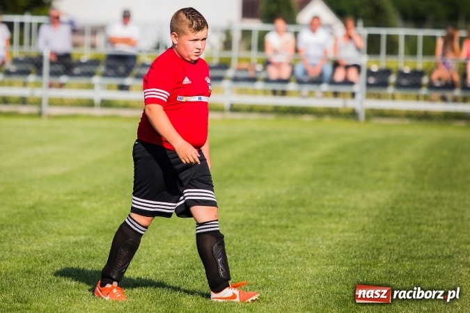 Zdjęcie w galerii na portalu naszraciborz.pl: Mecz pokazowy trampkarzy Borucina i Krzanowic na rozpoczęcie festynu sportowego wiadomości z regionu