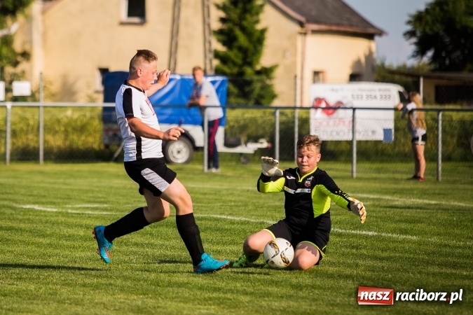 Zdjęcie w galerii na portalu naszraciborz.pl: Mecz pokazowy trampkarzy Borucina i Krzanowic na rozpoczęcie festynu sportowego wiadomości z regionu