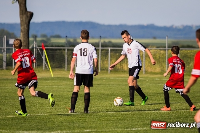 Zdjęcie w galerii na portalu naszraciborz.pl: Mecz pokazowy trampkarzy Borucina i Krzanowic na rozpoczęcie festynu sportowego wiadomości z regionu