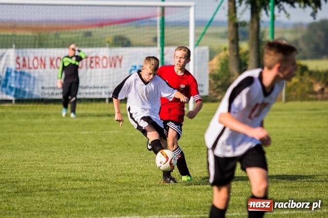 Zdjęcie w galerii na portalu naszraciborz.pl: Mecz pokazowy trampkarzy Borucina i Krzanowic na rozpoczęcie festynu sportowego wiadomości z regionu