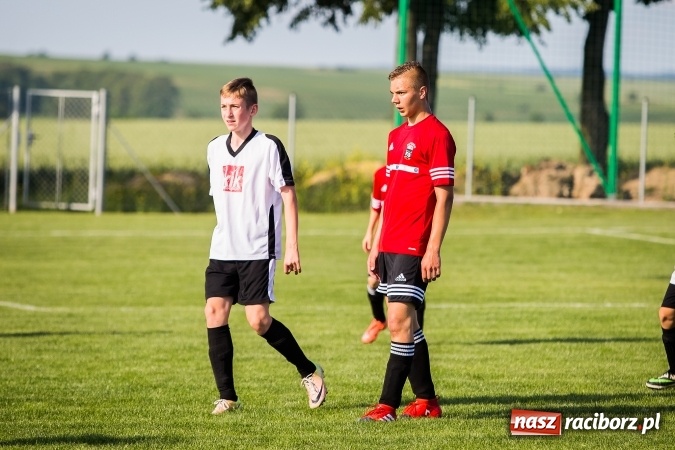 Zdjęcie w galerii na portalu naszraciborz.pl: Mecz pokazowy trampkarzy Borucina i Krzanowic na rozpoczęcie festynu sportowego wiadomości z regionu