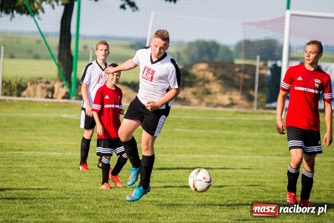 Zdjęcie w galerii na portalu naszraciborz.pl: Mecz pokazowy trampkarzy Borucina i Krzanowic na rozpoczęcie festynu sportowego wiadomości z regionu