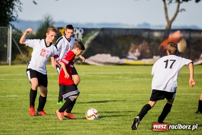 Zdjęcie w galerii na portalu naszraciborz.pl: Mecz pokazowy trampkarzy Borucina i Krzanowic na rozpoczęcie festynu sportowego wiadomości z regionu