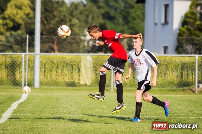 Zdjęcie w galerii na portalu naszraciborz.pl: Mecz pokazowy trampkarzy Borucina i Krzanowic na rozpoczęcie festynu sportowego wiadomości z regionu